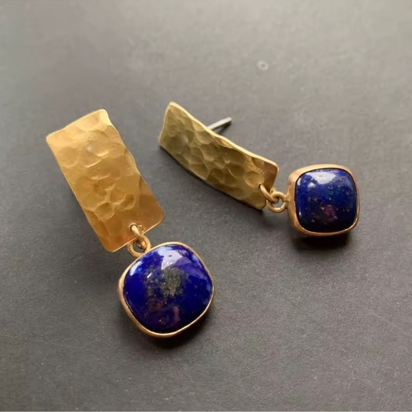 Vintage Hammered Gold Blue Gem Design Earrings - Picture 4 of 9